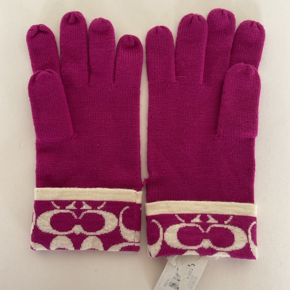 Coach signature C merino wool gloves in purple raspberry. One size NWT
